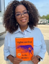Oprah-Winfrey-Holding-Nightcrawling-book